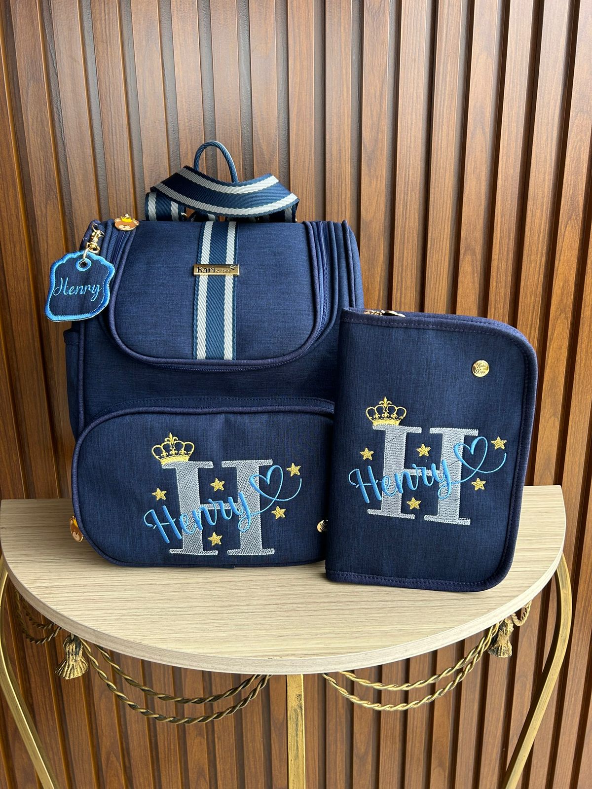 Frontal - Mochila Azul 2 em 1 e Porta Carteirinha Karina Kopp