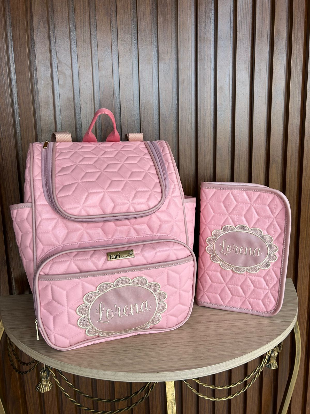 Mochila Rosa Losango 2 em 1 e Porta Documentos - Frontal