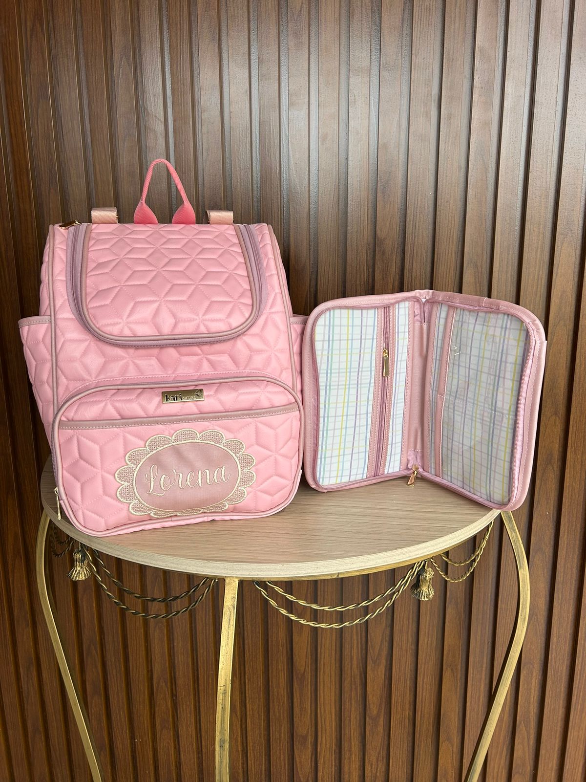 Mochila Rosa Losango 2 em 1 e Porta Documentos - Frontal e Interior